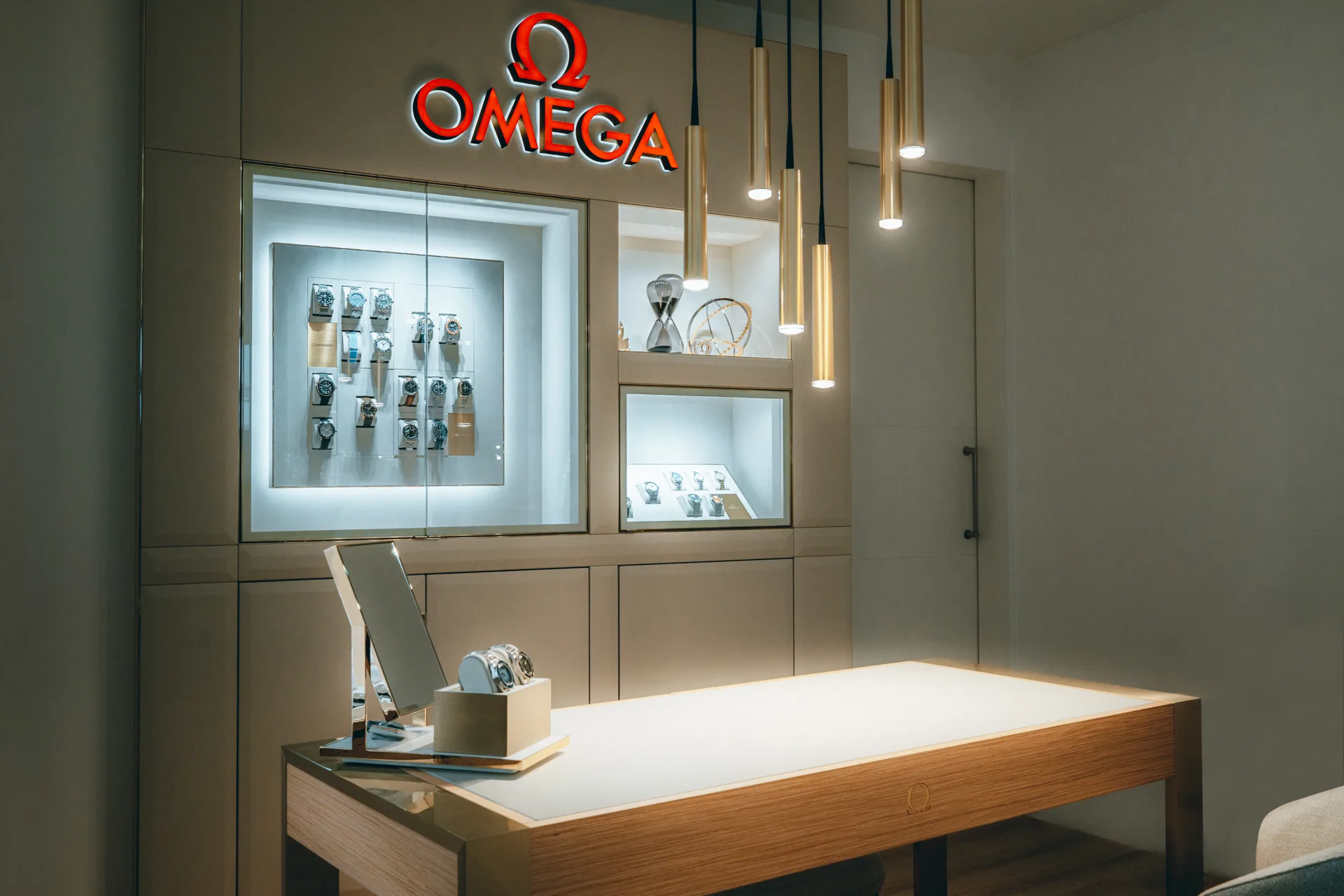 Omega-Pr&auml;sentationsbereich mit Beratungstisch