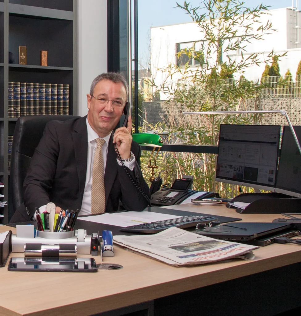 Verm&ouml;gensverwalter am Schreibtisch im B&uuml;ro von Breiling, Spohn & Kollegen
