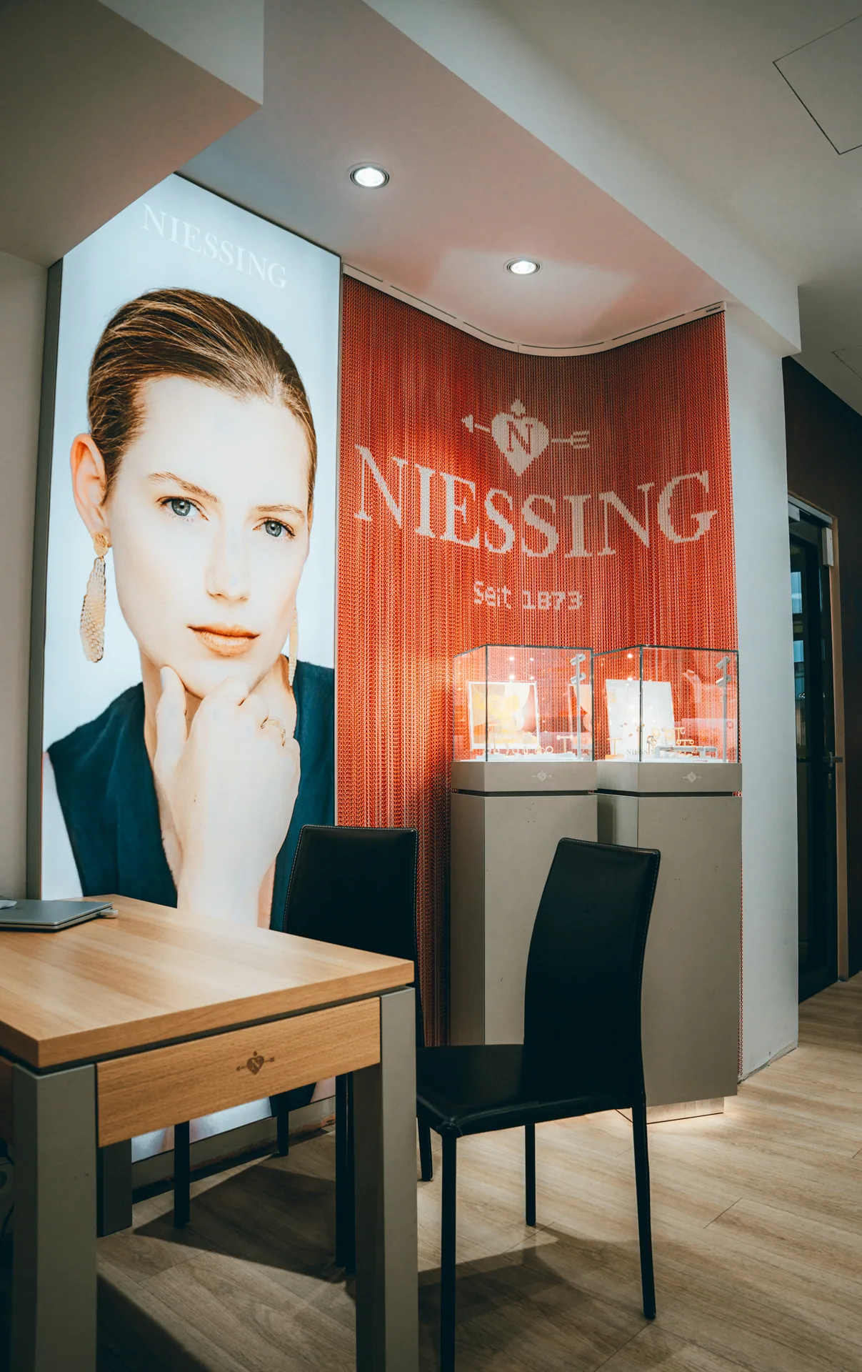 Beratungsplatz mit Niessing-Pr&auml;sentation bei Juwelier Press