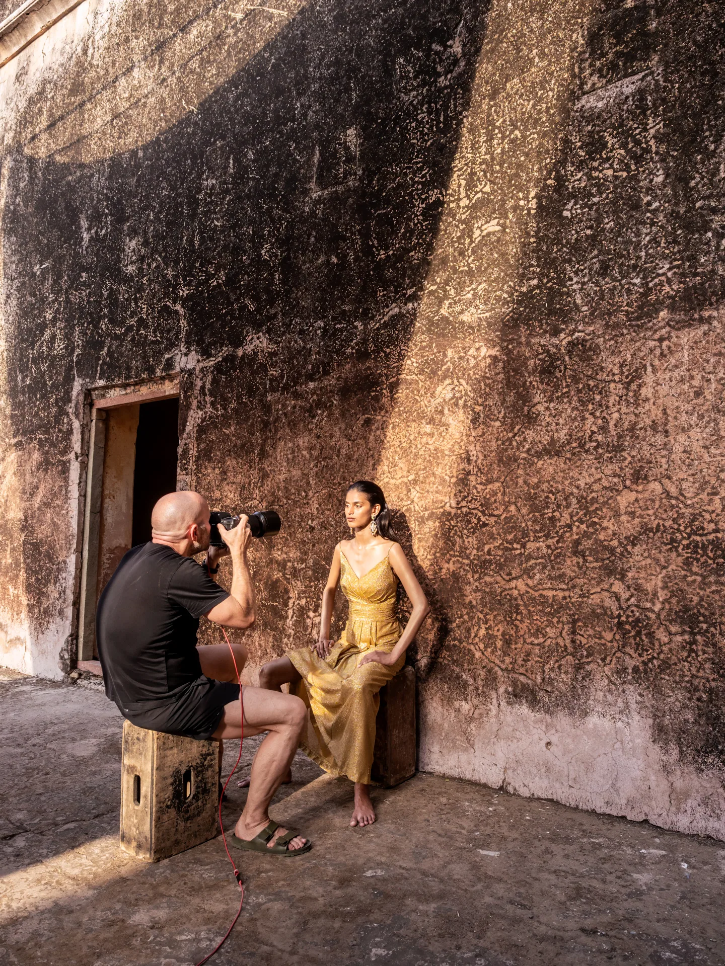 Fotograf fotografiert ein Model in einem Innenhof
