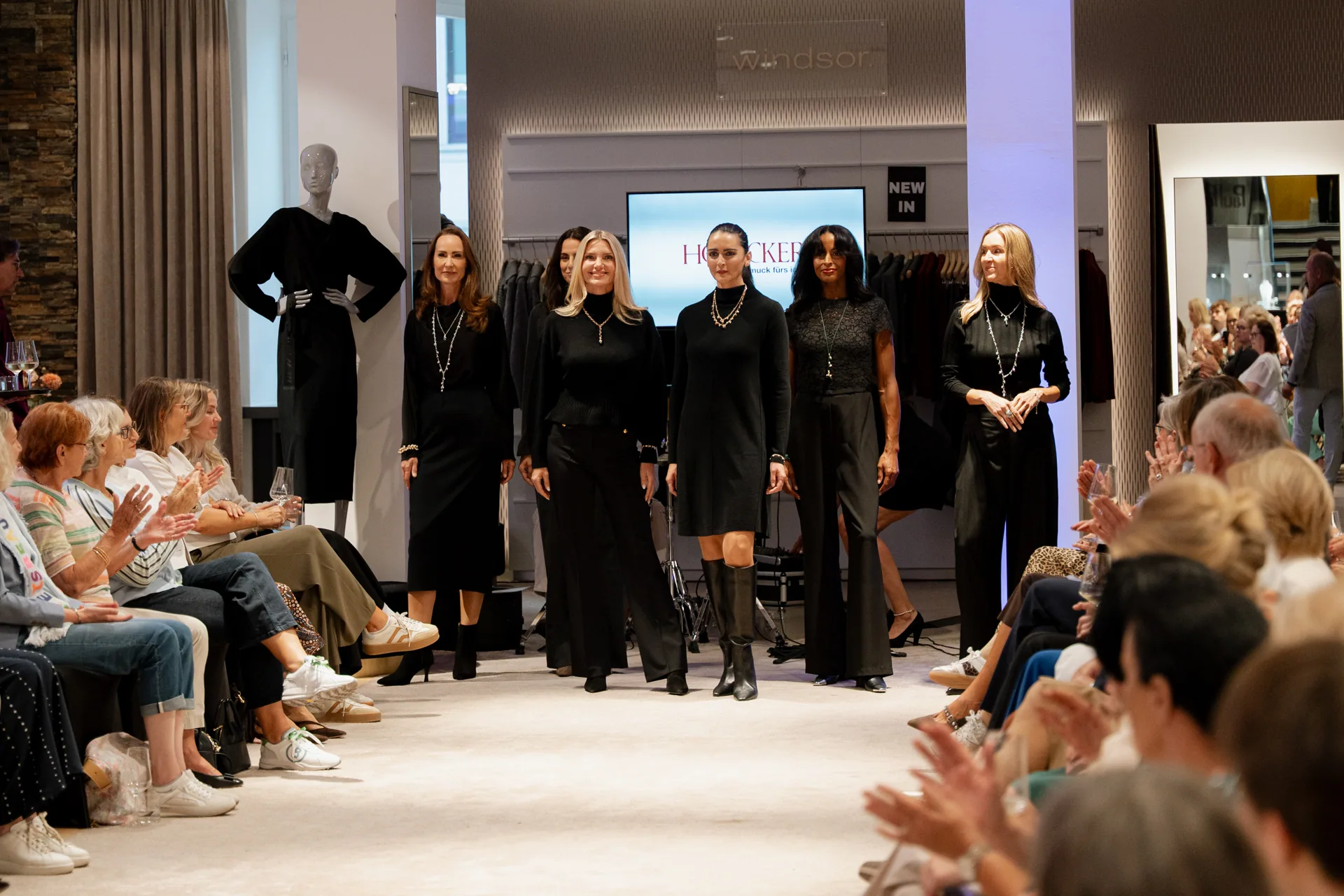 Models in Schwarz mit Schmuck von Tamara Comolli auf dem Laufsteg bei Hochstetter
