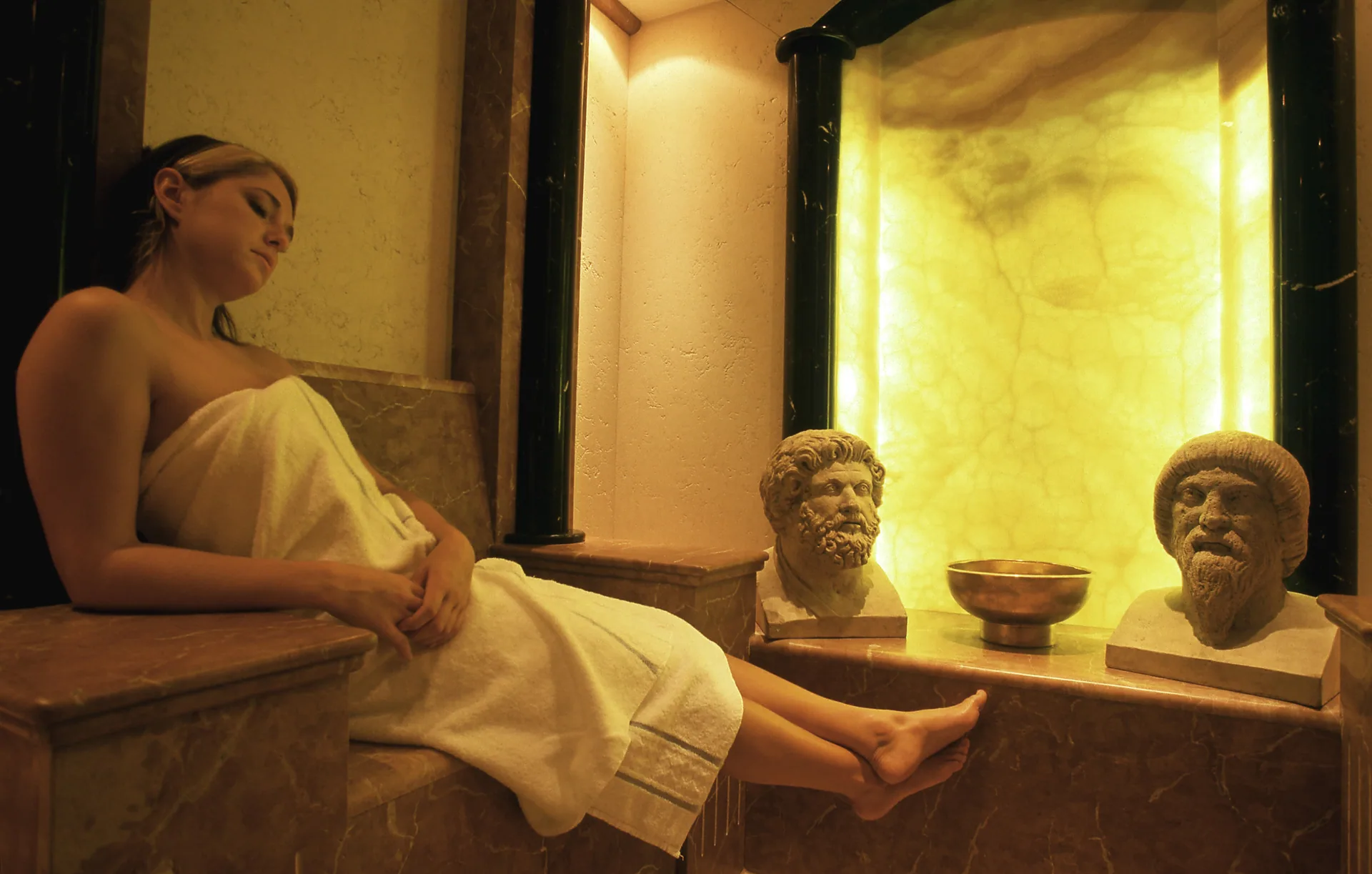 Frau im Handtuch entspannt im römisch inspirierten Relaxarium