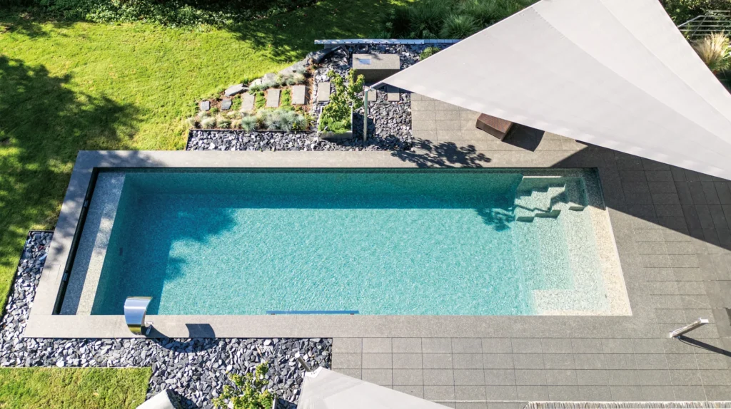 Gartenpool mit Treppenanlage aus der Vogelperspektive