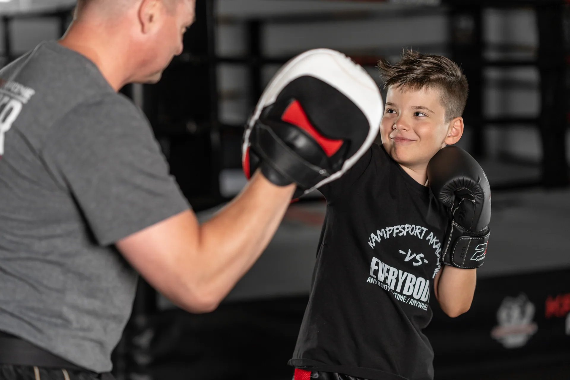 Kampfsportler Lennox Baschin mit Medaillen