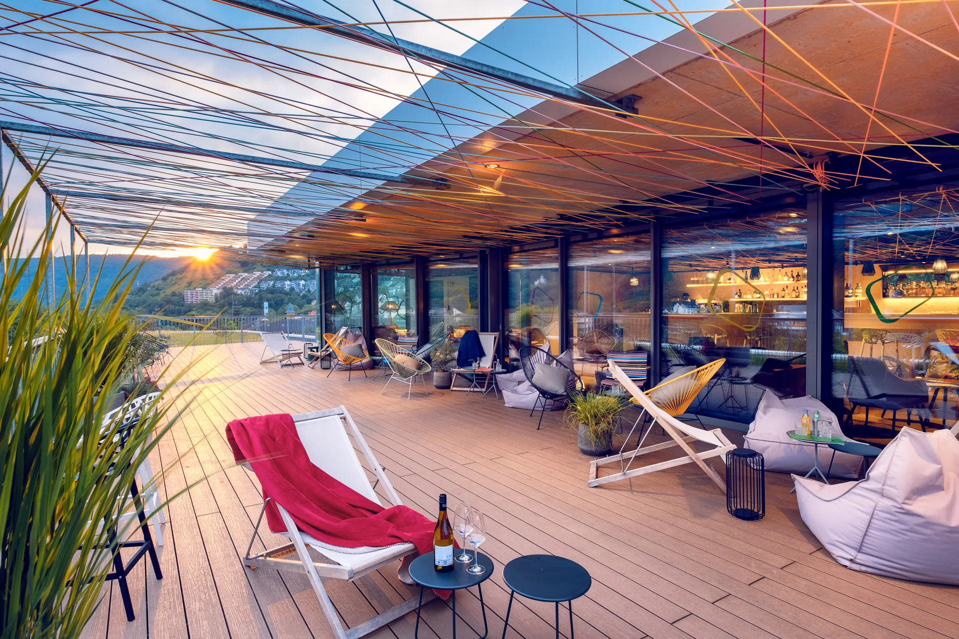 Dachterrasse der Sky-Lounge des Emser ThermenHotels mit Blick &uuml;ber die Lahn bei Sonnenuntergang