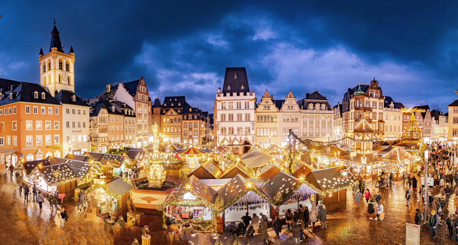 Trierer Hauptmarkt mit Weihnachtsmarkt bei Nacht