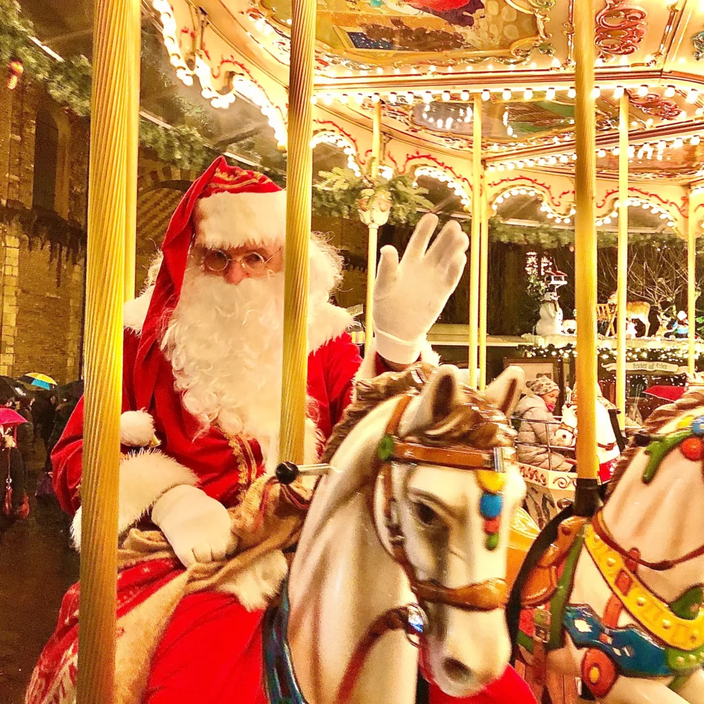 Weihnachtsmann winkt vom Karussell