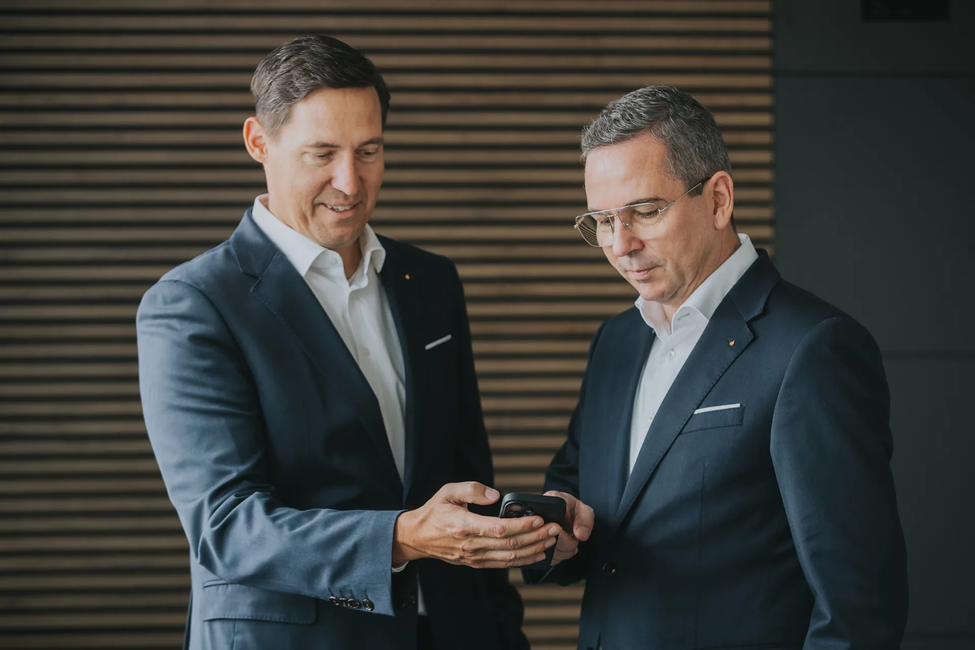 Vorstandsmitglied André Polrolniczak und Vorstandsvorsitzender Dr. Peter Späth testen die S-Neo Depoteröffnung in der Sparkassen-App