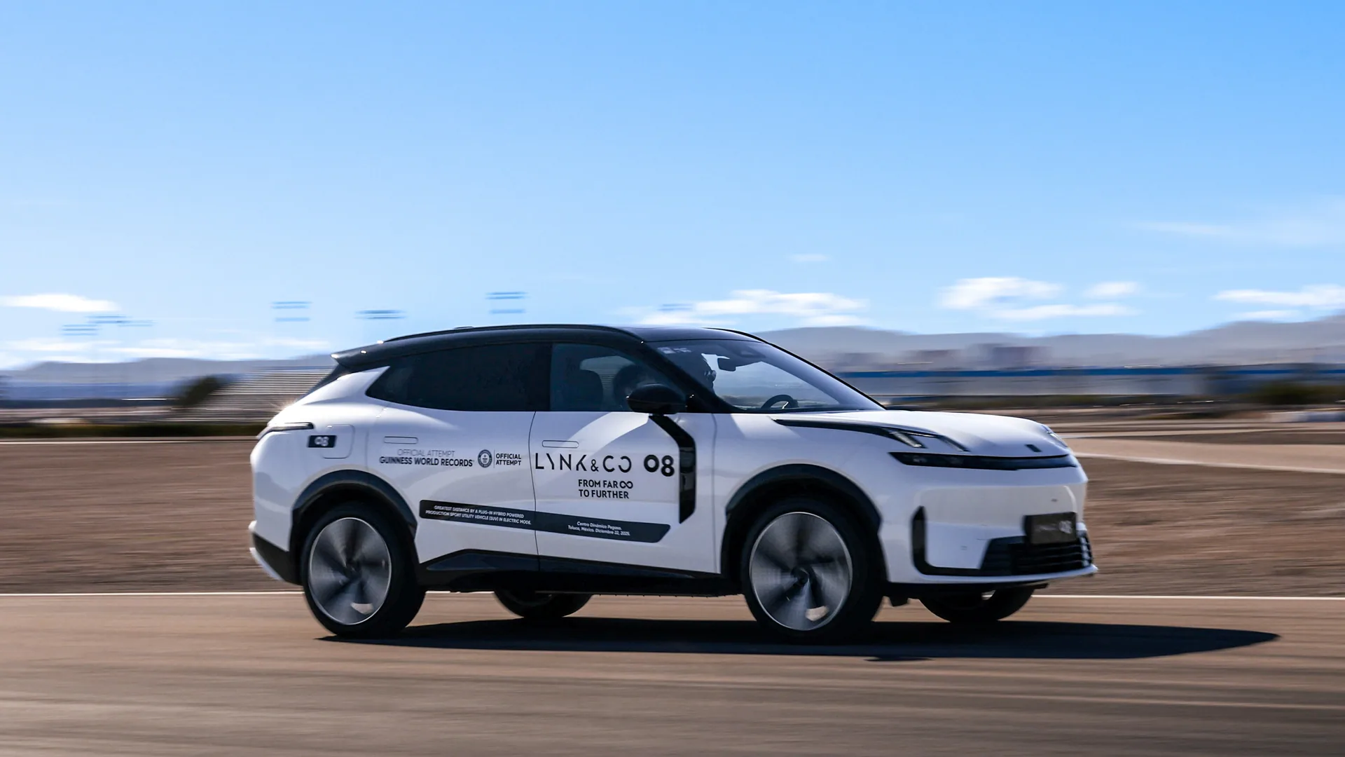 Weißer Lynk & Co 08 auf einer Rennstrecke