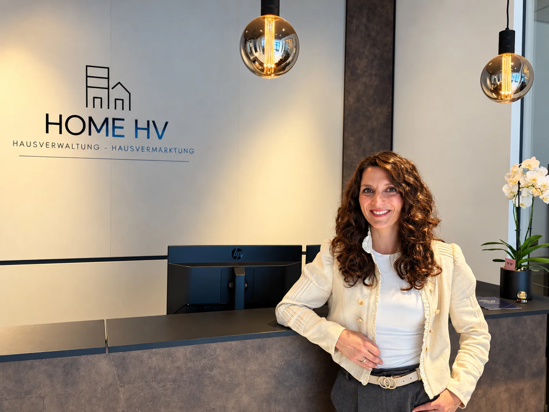 Melanie Hoffmann, Gründerin von HOME HV, am Empfang des neuen Büros