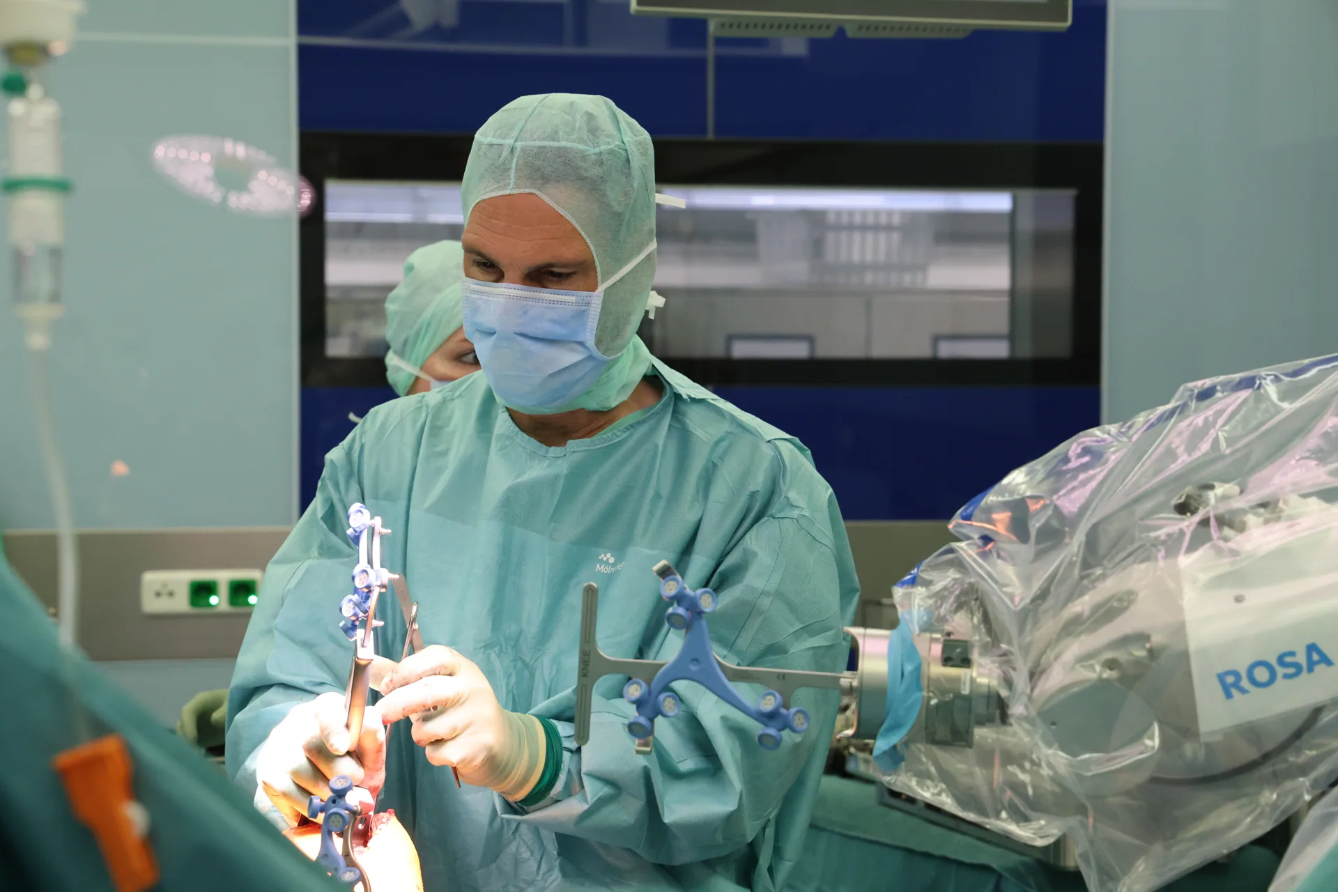Chefarzt Prof. Dr. Martin Ellenrieder bei einer Knie-OP mit dem Robotiksystem ROSA